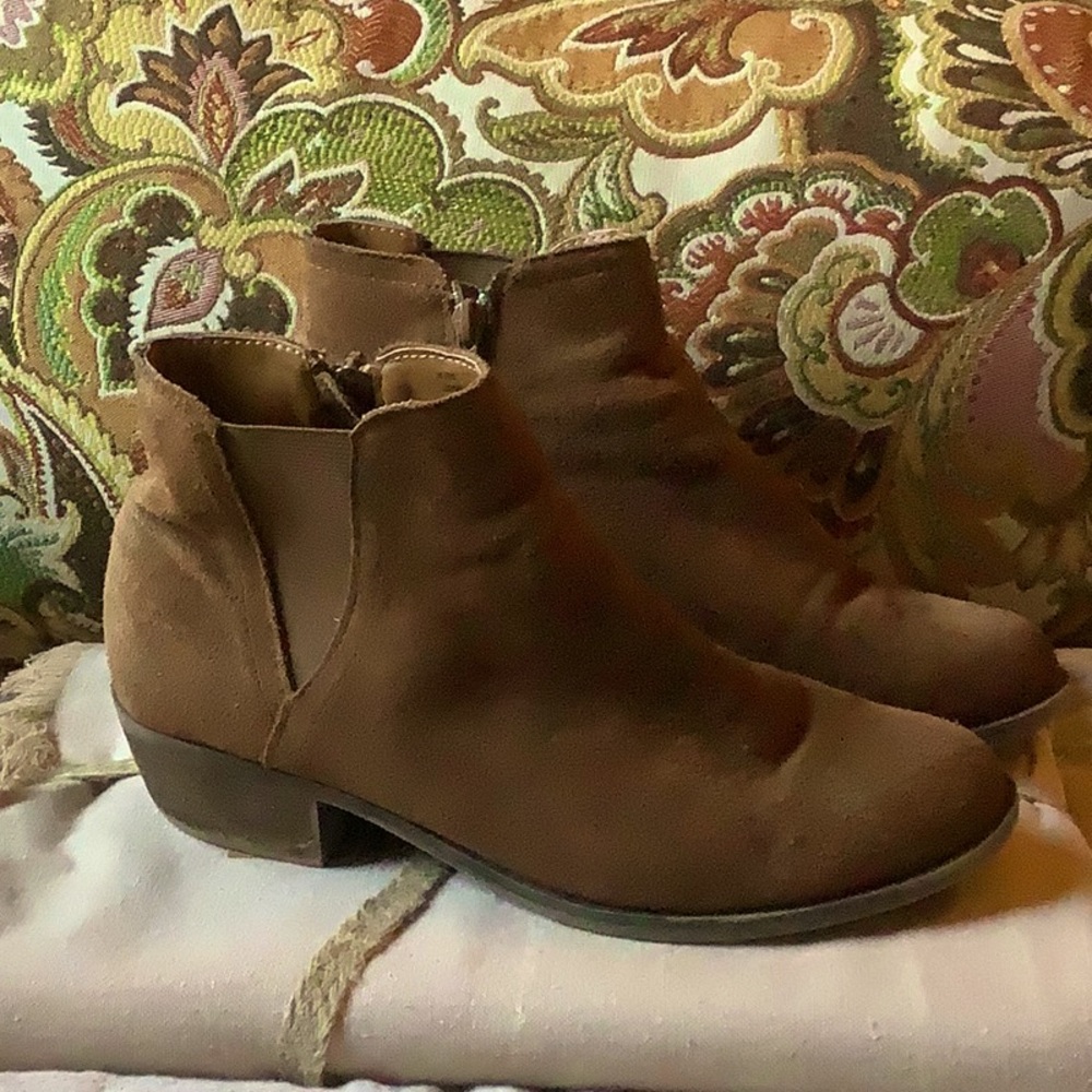 Kensie Chelsea brown ankle boots size 9